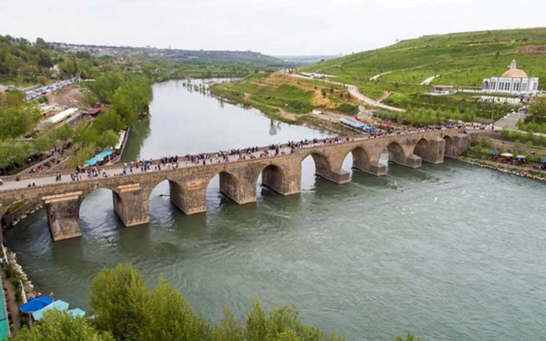 Sprehajanje misli: AMED – Zgodbe mesta in moč dinastij